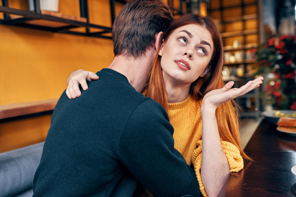 Illustrazione concettuale di una coppia in una situationship: due persone vicine fisicamente ma emotivamente distanti